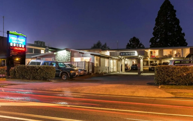 Twin Peaks Lakeside Inn