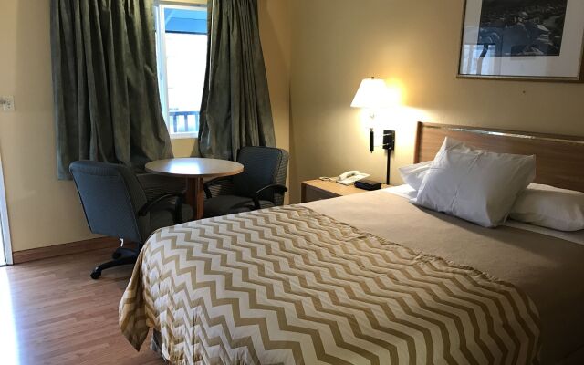 Travelodge by Wyndham Tacoma Near McChord AFB