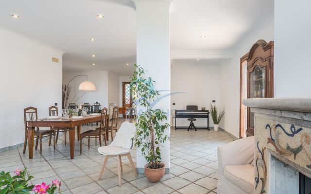 New Refined Villa Rayskaya In Monte Compatri