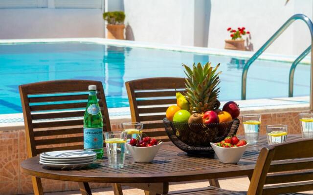 Villa Paradiso: Near beach, superb pool and garden