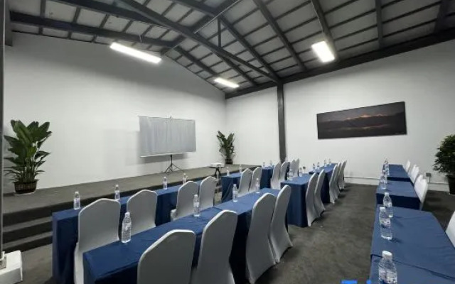 Elong Hotel (Shangri-La Dukezong Ancient City Railway Station)