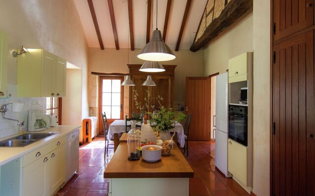 Marvelous Holiday Home in Issac With Swimming Pool