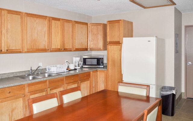 Bison Inn & Suites on University