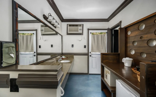 Caliente Tropics Hotel