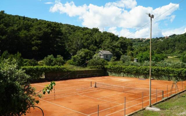 Tennis court Studio Slivje with pool