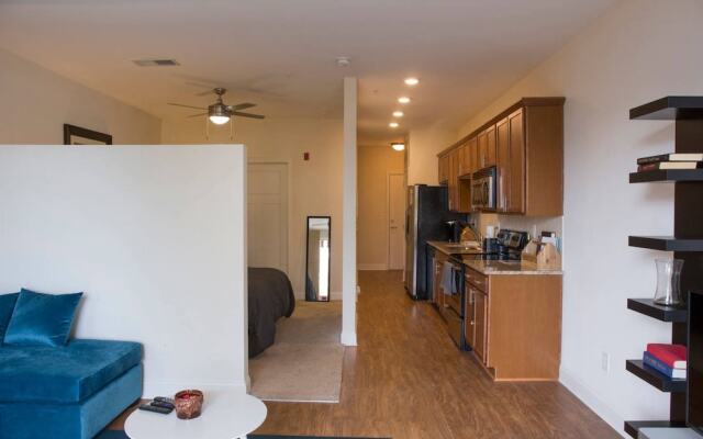 Open Concept Loft Near Uptown & Stadium