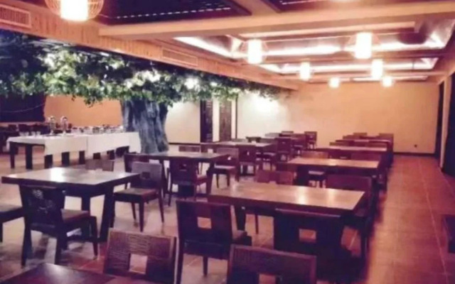 Yingjiang River Bian Chui Hotel