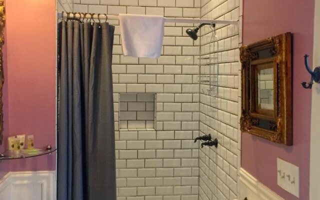 Creole Gardens Guesthouse and Inn