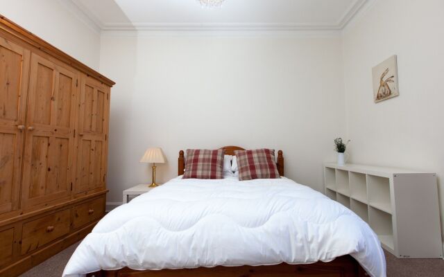 Spacious and Bright Polworth Flat