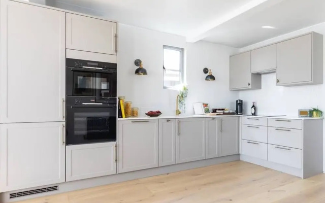 Cheyne Walk Houseboat by Onefinestay
