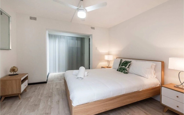 Comfortable Living Space Close to Foreshore & Cbd