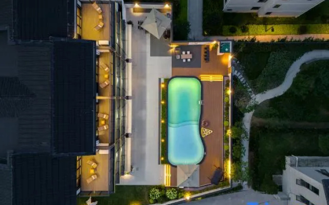 A pillow cloud · Pure oxygen in the cloud mountain top pool vacation beautiful stay – Outside – Huzhou