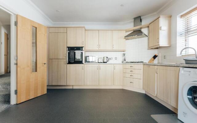 Spacious 2 bedroom flat near beach and town centre