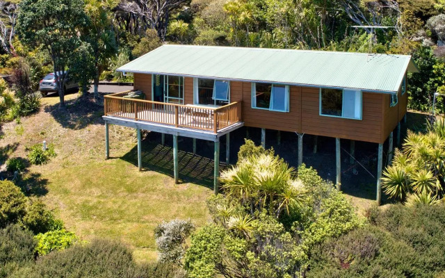 Seaview, Sun and Surf - Piha Holiday Home