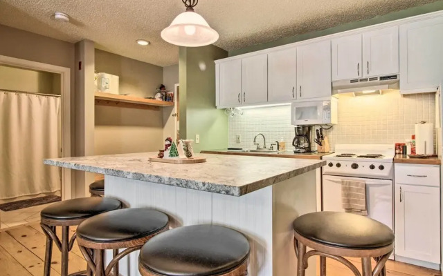 Cozy Condo w/ Magic Mountain Ski-in Access!