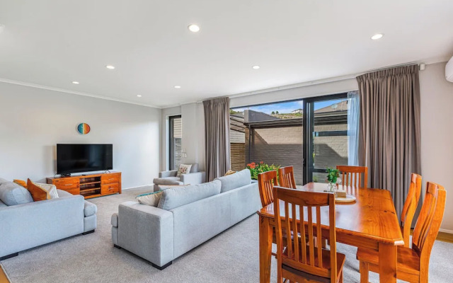 Comfy 4BR Home w/ Mt. Wellington View Zodiak Stays