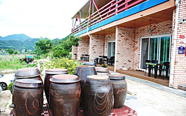 Hwacheon Mountain Water Smell the Smell of Ocher Pension