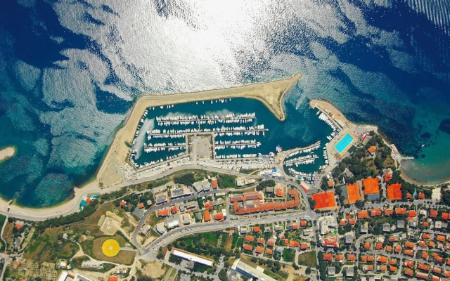 Modern apt With Balcony, 12 min Walk to the Beach