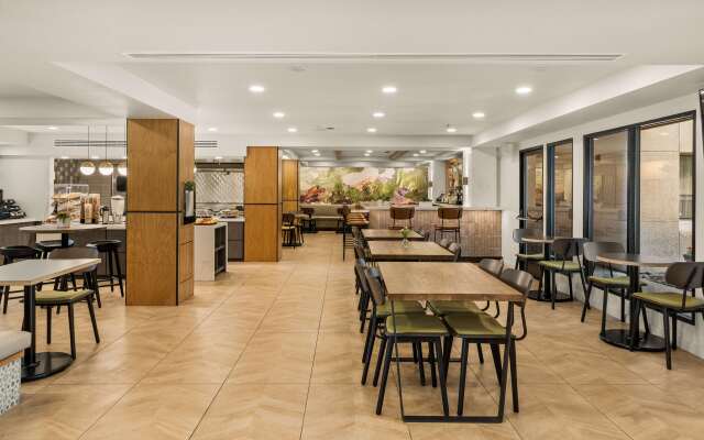 Oxford Suites Redding