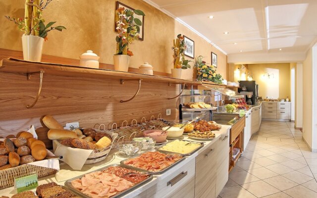 Lake Garda, Beautiful Residence Features Many Facilities