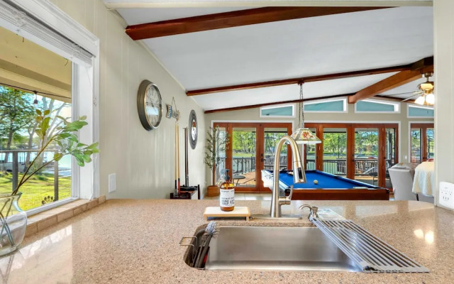 Beautiful and Relaxing Lakefront Getaway