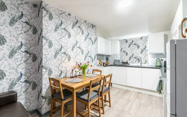 Spacious 2BR Maisonette 2 Baths Huge Lounge