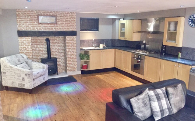 Large 2-bed House Derbyshire off Chatsworth rd