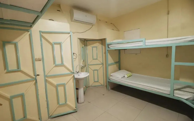 Resort’s Side Hostel near Shangrila