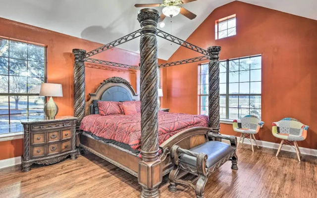 Private Pool: Spacious & Vibrant Argyle Villa!