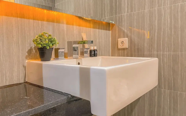 Cozy Designed Studio At Apartment Capitol Suites