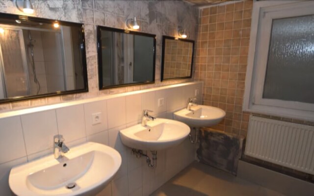 AB Apartment 83