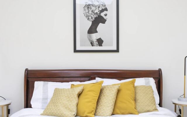 4-bed Flat in West London, Sleeps 8, 8 min to Tube