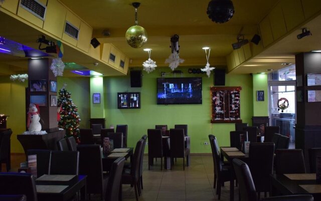 Radio Cafe Kanal 77 Hotel