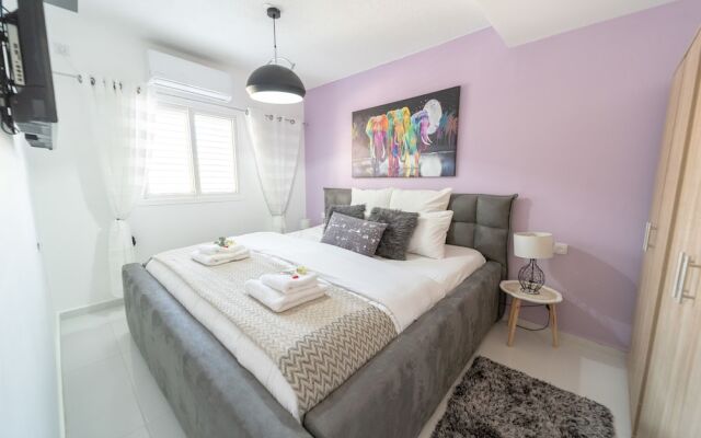 Stunning 3Bdr Apt Prime Location