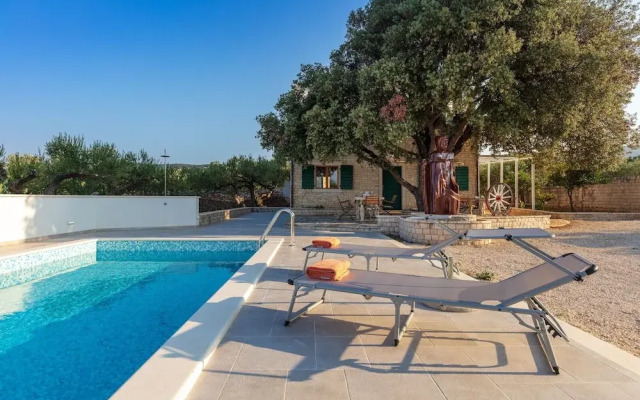 Charming Villa With Swimming Pool