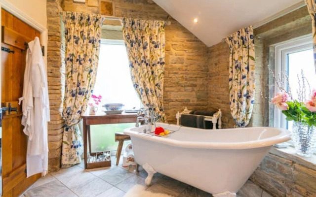 Charming 3-bed House in Halifax w/ Private Garden