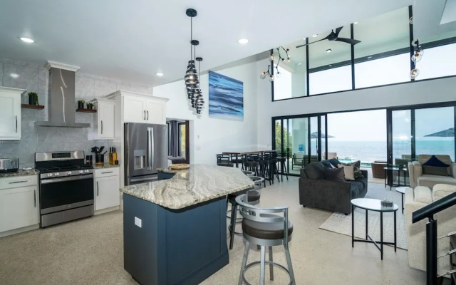 Spacious 4-bed Villa in Placencia Village w Pool