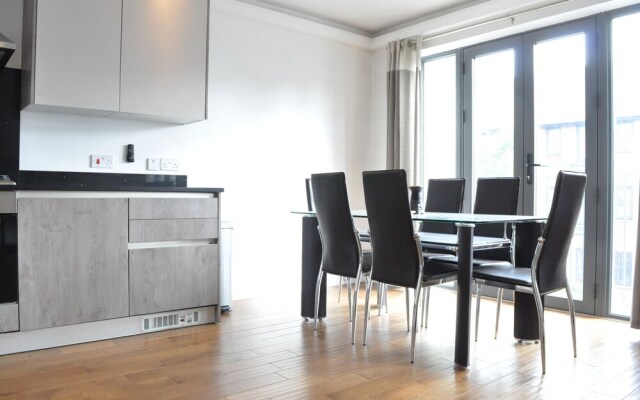 Spacious Contemporary 2 Bedroom Flat Near Camberwell