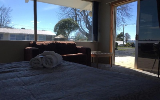 Waiteti Lakefront Motel – Guest Rooms – Rotorua