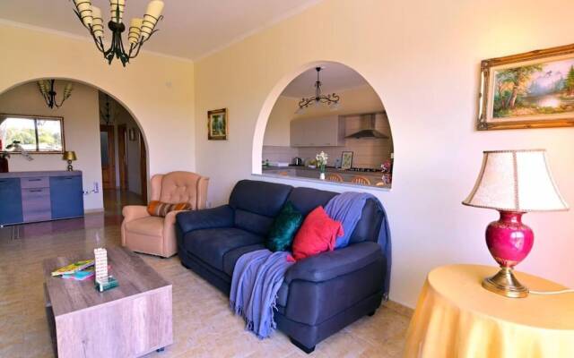 Peaceful Haven With Stunning Views Close to sea