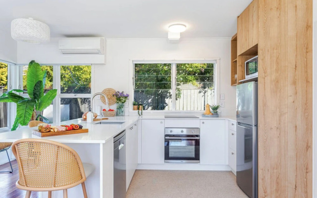Takapuna 2 Br House Near Beach W/ Parking