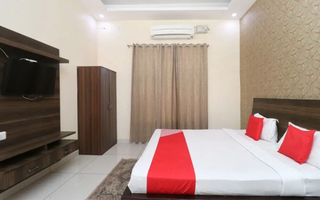 Oyo 31026 Samrat Regency
