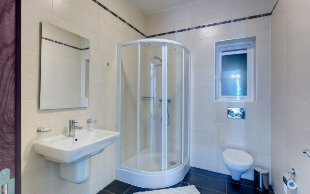 Seafront LUX Apartment wt Pool, Upmarket Area