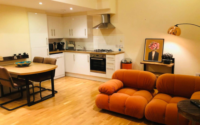 2 Bed 2 bath with Private Parking