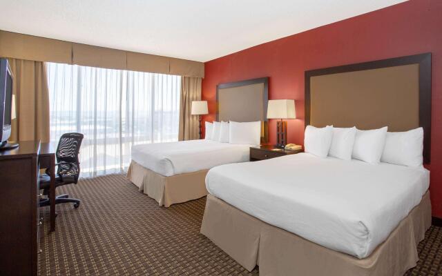 Holiday Inn Express and Suites Phoenix Midtown