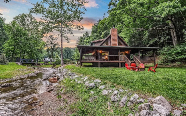 Willow Creek 2 Bedroom Cabin by RedAwning