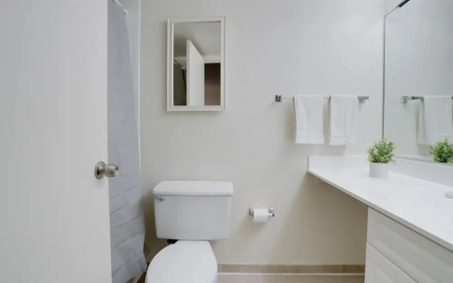 Charming Elegance Crystal City Apartment