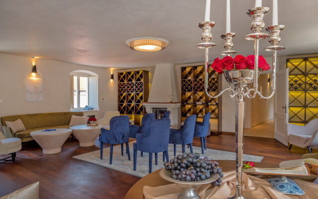 Puteus Palace Brac