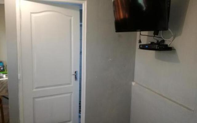 Hirondelle @ 45 Old Paarl