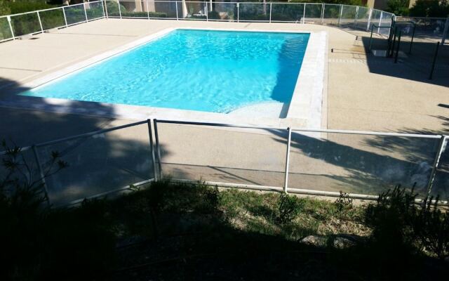 Apartment With 2 Bedrooms in Villeneuve-lès-avignon, With Pool Access,